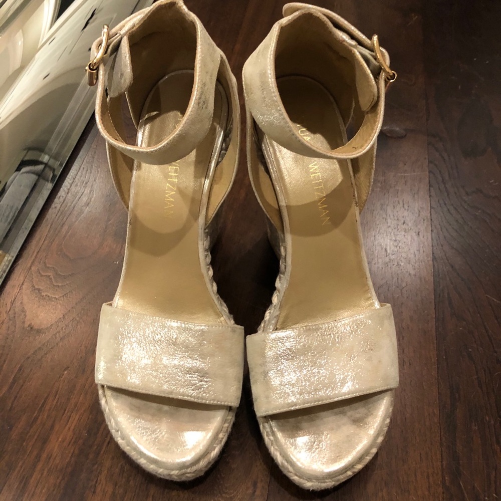 NWOT Stuart Weizmann Metallic Gold Wedges
